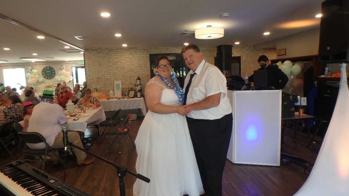 Nathaniel Hunsinger & Mother Dance per Wedding at Meadowbrook Center,schuylkill haven